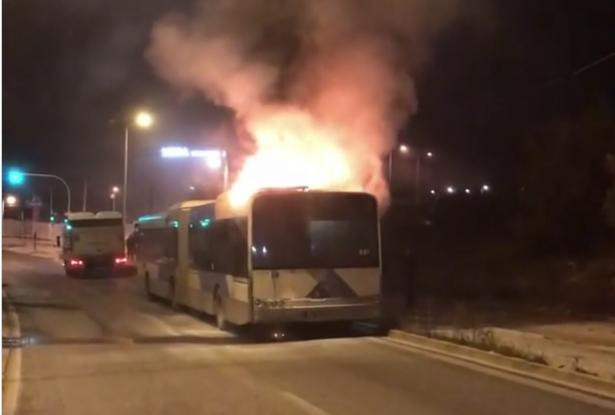 Πανικός σε λεωφορείο του ΟΑΣΑ που τυλίχτηκε στις φλόγες (βίντεο)